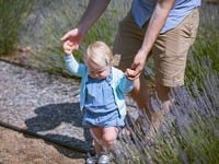 Γιατί κάποια μωρά περπατούν νωρίτερα από άλλα