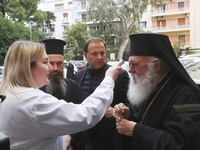 Έκαναν θερμομέτρηση τους ιεράρχες πριν τ...