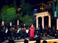 Μαγική βραδιά στη φωταγωγημένη Ρωμαϊκή Α...