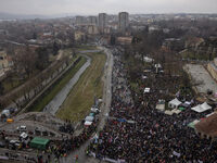 Σερβία: Χιλιάδες διαδηλωτές απέκλεισαν τ...
