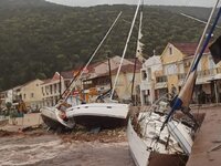 Απίστευτη εικόνα! Βάρκες βγήκαν στη στερ...