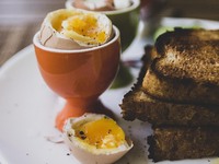 Πόσο αντέχουν στο ψυγείο τα βραστά αυγά;