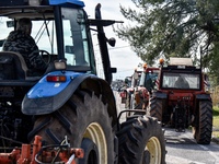 «Μπλόκα» από τους αγρότες στην Πατρών- Π...