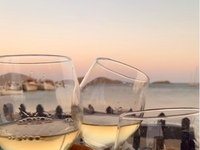 Πρόσκληση για ουζάκι και συζήτηση από το...