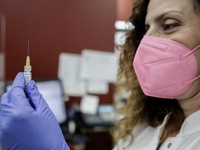 Τρίτη δόση εμβολίου: Πώς κλείνετε ραντεβ...