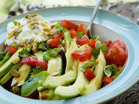 Σαλάτα με αβοκάντο, ντομάτα και μαλακό τυρί