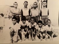 Ανέμελοι οι πιτσιρικάδες σε μια γειτονιά...