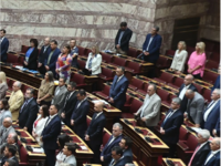 Σπαρτιάτες: Μόνος του στα έδρανα της Βου...