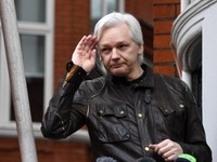 Η στιγμή της σύλληψης του Τζούλιαν Ασάνζ! ΒΙΝΤΕΟ