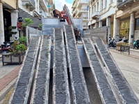 Πάτρα: Αλλάζουν τις φθαρμένες σχάρες φρε...