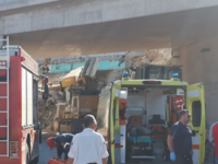 Μέγαρα: Κατέρρευσε τμήμα γέφυρας - Δύο τραυματίες
