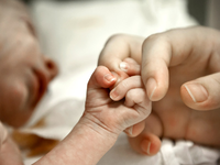 Γιατί όλος ο κόσμος αναζητά παρένθετη μη...