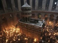 Άγιος Φως: Στα Ιεροσόλυμα η ελληνική απο...