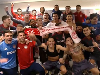 «Τρέλα» στα αποδυτήρια του Ολυμπιακού γι...