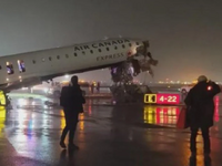 Νέα Υόρκη: Αεροσκάφος συγκρούστηκε με πυ...