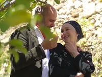 Εμβολιασμός αλά ιταλικά: «Σκίζει» η Ελεν...