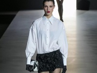 Λευκό πουκάμισο και άνθη 3D: Η πατρινή M...