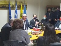 Σε καίω, σε εξαγοράζω, το ξεχνάς. Οι πολ...