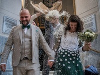 Από την Ιταλία στην Πάτρα, φορώντας νυφι...