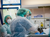 Κορωνοϊός: «Έξι θάνατοι νέων μέσα σε μια...