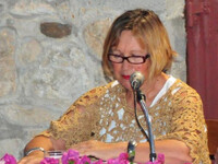 Αίγινα: Η ηθοποιός Μαρία Μπονίκου λίγες ...