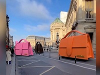 Jacquemus: Γιγάντιες τσάντες με ρόδες μπ...