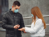 Τσουχτερά πρόστιμα σε όσους δεν φορούν μ...