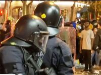 Νύχτα χάους στη Βαρκελώνη - Σε 51 συλλή...