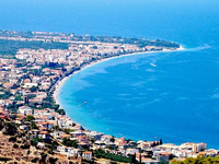 Ακράτα: Συλλήψεις για ομπρέλες, ξαπλώστρ...