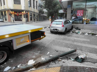 Πάτρα: ΙΧ "ξήλωσε" κολώνα, εκσ...