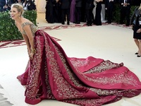 Μπλέικ Λάβλι και Ρετζίνα Κινγκ οικοδέσπο...