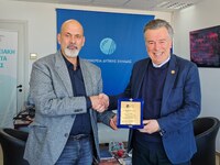 Απονομή τιμητικής πλακέτας στον Καθηγητή...