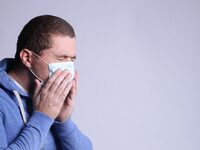 Πώς μπορούμε να διακρίνουμε RSV, γρίπη κ...