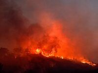 Φωτιά: Νύχτα αγωνίας στην Κάρυστο – Εκκε...