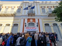 Πάτρα: Συμβασιούχοι απέκλεισαν το Δημαρχ...