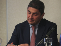 Λευτέρης Αυγενάκης: Επίσημη η διαγραφή τ...