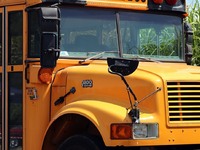 Ξέχασαν κοριτσάκι 2 ετών μέσα σε σχολικ...