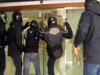 Ο Ρουβίκωνας μπούκαρε σε ιατρείο μαιευτή...