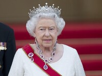 Βασίλισσα Ελισάβετ: Με αυτά τα δύο κοσμή...