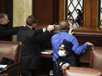 Χάος στις ΗΠΑ: Νεκρή η γυναίκα που πυροβ...