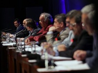 Οι επιθέσεις του ενός υποψηφίου στον άλλ...