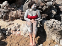 Δανάη Μπάρκα: Φωτογραφίζεται καθισμένη σ...