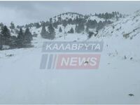 Καλάβρυτα: Οδηγοί εγκλωβίστηκαν στα χιόν...