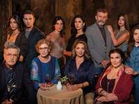 Η Γη της Ελιάς: Δύο ζευγάρια διαλύονται ...