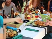 Γιατί μας αρέσει να μαζευόμαστε και να τρώμε παρέα