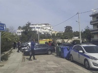 Θρίλερ με νεκρό στη Γλυφάδα: Ταμπουρωμέν...