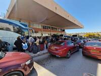 Πάτρα: Όπου φύγει- φύγει! Χαμός στο ΚΤΕ...