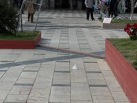 Πάτρα: Άνθρωποι πέφτουν πάνω στις εγκατα...