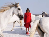 Super stylish Κένταλ Τζένερ και σπάνια ά...