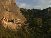 Μέγα Σπήλαιο: Οργανωμένο κύκλωμα «βλέπει...